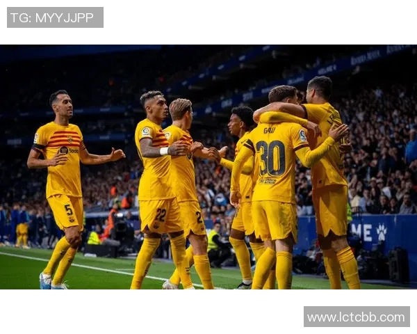 聚焦绿茵赛场群星闪耀纵览各班足球球星的辉煌瞬间